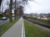 Osobní vlak z Göhren se blíží ke stanici Binz Lokalbahnhof- trať tu vede v souběhu s ulicí Bahnhofstrasse	. 20.4.2012 © 	Jan Přikryl