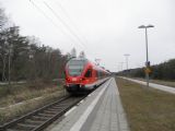 Elektrický Flirt v barvách DB Regio opouští velkorysé nástupiště výhybny Prora a míří do Stralsundu	. 20.4.2012 © 	Aleš Svoboda