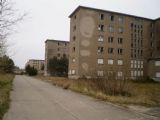 Prora: nevyužitelné objekty ''severního křídla 1'' beznadějně chátrají- v pozadí proluka po nikdy nepostavené společenské budově	. 20.4.2012 © 	Jan Přikryl