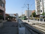 07.06.2012 - Tunis: nouzový východ z nádraží a trať metra na Avenue de La Gare s jednotkou typu Hannover na lince 1 © PhDr. Zbyněk Zlinský