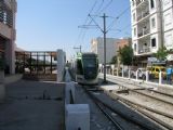 07.06.2012 - Tunis: nouzový východ z nádraží a trať metra na Avenue de La Gare s jednotkou typu Citadis © PhDr. Zbyněk Zlinský