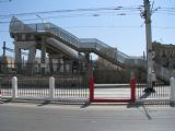 07.06.2012 - Tunis: přechod přes trať metra na Avenue de La Gare k lávce přes zhlaví stanice © PhDr. Zbyněk Zlinský