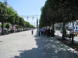 07.06.2012 - Tunis: policisté kontrolují občany na Avenue Habib Bourguiba, vpravo hlídky před ministerstvem vnitra © PhDr. Zbyněk Zlinský