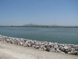 07.06.2012 - úsek Tunis Marine - Le Bac: trať vede po hrázi jižní částí Lac de Tunis (foto z vlaku) © PhDr. Zbyněk Zlinský