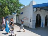 07.06.2012 - Sidi Bou Said: hoch si zřejmě nepřeje být zaznamenán (foto z vlaku) © PhDr. Zbyněk Zlinský