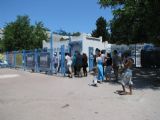 07.06.2012 - Sidi Bou Said: cestující jsou vesměs mladí (foto z vlaku) © PhDr. Zbyněk Zlinský