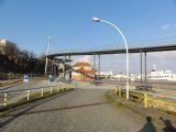 Sassnitz: most pro pěší a bývalá správní budova ve zrušeném trajektovém  terminálu	. 21.4.2012 © 	Jiří Mazal