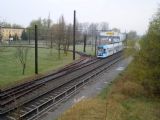 Rostock: nízkopodlažní tramvaj od Düwagu z poloviny 90. let projíždí kolem muzejního depa do zastávky Marienehe	. 21.4.2012 © 	Jan Přikryl