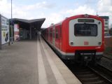 Hamburk: postarší souprava S-Bahnu řady 472/473 DB stojí na lince S21 v zastávce Stellingen směrem z centra	. 21.4.2012 © 	Jan Přikryl