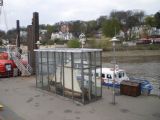 Hamburk: historický rybářský člun jako upoutávka na blízké námořní muzeum u zastávky lodní MHD Neumühlen-Museumshafen	. 21.4.2012 © 	Jan Přikryl