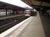 Hamburk: postarší souprava metra typu DT2 s modernizovanými čely stojí na konečné linky U3 Barnbek	. 21.4.2012 © 	Jan Přikryl