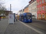Schwerin: nízkopodlažní tramvaj Flexity Classic od Bombardieru stojí na lince 1 v zastávce u hlavního nádraží	. 21.4.2012 © 	Jan Přikryl