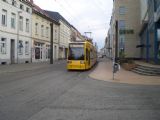 Schwerin: nízkopodlažní tramvaj Flexity Classic opustila zastávku u hlavního nádraží a míří po Wismarsche Strasse do centra města	. 21.4.2012 © 	Jan Přikryl