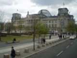 Berlín: pohled na známou budovu reichstagu z horního patra autobusu MHD	. 22.4.2012 © 	Jan Přikryl