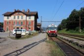 28.07.2012 - Ústí n.O.: problematická staniční budova a jednotka EN57-1946 jako Os 15121 ''Nysa'' Ústí n.O. - Kłodzko Główne © PhDr. Zbyněk Zlinský