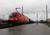 Taurus 1116.001 ÖBB s nákladným vlakom pred odchodovým návestidlom v ŽST Hatvan, 07.05.2012 © Róbert Žilka