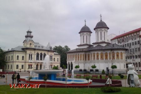 Námestie v Târgu Jiu - vľavo radnica, vpravo pravoslávny chrám, 10.05.2012 © Róbert Žilka