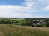 Shönheide, pohled na Stützensgrün, přibližně uprostřed na obzoru kartáčovna, kam trať dojede, 8.7.2012 © Jiří Mazal