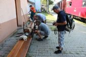 18.08.2012 - Pardubice-Rosice n.L.: Karel se zájmem bývalého posunovače sleduje zajišťování klády na oplenech © PhDr. Zbyněk Zlinský