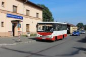 18.08.2012 - Pardubice-Rosice n.L.: historický autobus Avia Ikarus 553 přijíždí jako první spoj z třídy Míru © PhDr. Zbyněk Zlinský