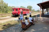 18.08.2012 - Pardubice-Rosice n.L.: M 131.1228 jako zvláštní vlak z Pardubic hl.n. přivezl jen o pár cestujících víc, než ten malý © PhDr. Zbyněk Zlinský