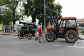25.08.2012 - Hradec Králové, Smetanovo nábř.: brněnskou lokomobilu stáhl z trajleru traktor © PhDr. Zbyněk Zlinský