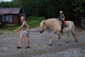 22.08.2012 - Ranč Orel: Radka na koni jménem Mondeo se vrací z vyjížďky © Radek Hořínek