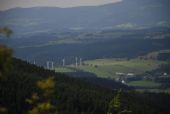 24.08.2012 - pohled na větrníky nad Ostružnou z cesty na Obří skály © Radek Hořínek