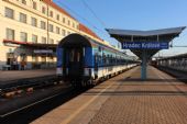 09.09.2012 - Hradec Králové hl.n.: 464.008 přiváží 12 minut opožděný Zvl Os 35245 z Trutnova © PhDr. Zbyněk Zlinský