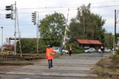 22.09.2012 - Nymburk: na přejezdu k areálu PSO mají pro jistotu službu pracovníci SŽDC © PhDr. Zbyněk Zlinský