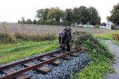 29.09.2012 - Kolín-Sendražice: Karel dělá ''umění'' na konci drezínové drážky, v pozadí hřbitov © PhDr. Zbyněk Zlinský