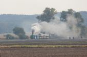 29.09.2012 - Kolín-Sendražice: BS 80 č.10 přiváží vlak k Černému mostu, bandité útočí © PhDr. Zbyněk Zlinský