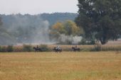 29.09.2012 - úsek Výrovna - Černý most: čtvrtý spoj Mlýnek - Kolín-Sendražice s BS 80 č.10 v čele se blíží, bandité se chystají © PhDr. Zbyněk Zlinský