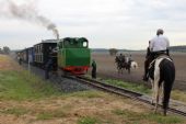 29.09.2012 - úsek Výrovna - Černý most: čtvrtý spoj Mlýnek - Kolín-Sendražice zastavil, bandité loupí, osádka se stará o stroj © PhDr. Zbyněk Zlinský