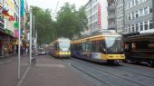 Karlsruhe: setkání nízkopodlažních tramvají městského dopravce na pěší zóně Kaiserstraße u zastávky Herrenstraße	3.7.2012	 © Jan Přikryl