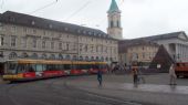 Karlsruhe: míjení městské a regionální tramvaje na centrálním náměstí Marktplatz s jeho dominantou- pyramidou	3.7.2012	 © Jan Přikryl