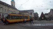 Karlsruhe: zatím nejmodernější vlakotramvaj od Bombardieru z roku 2004 odbočuje z náměstí Marktplatz na pěší zónu Kaiserstraße	3.7.2012	 © Jan Přikryl