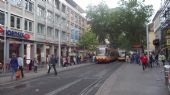 Karlsruhe: standardní setkání městské a regionální tramvaje v zastávce Marktplatz na pěší zóně Kaiserstraße	3.7.2012	 © Jan Přikryl