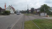 Karlsruhe: zatravněný tramvajový svršek v ulici Hauptstraße na jižním konci Blankenlochu u zastávky Blankenloch Tolna-Platz	3.7.2012	 © Jan Přikryl