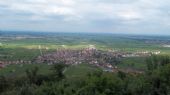 Hambacher Schloß: pohled z hradeb na vesničku Diedesfeld a širokou porýnskou rovinu na Weinstraße	3.7.2012	 © Jan Přikryl