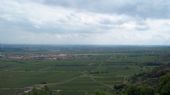 Hambacher Schloß: pohled z hradeb na vinařské městečko Maikammer a širokou rovinu až ke Karlsruhe úplně na obzoru	3.7.2012	 © Jan Přikryl