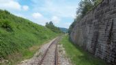 Wutachtalbahn: vysoká opěrná zeď u vjezdu do 540 metrů dlouhého tunelu am Achdorfer Weg	4.7.2012	 © Jan Přikryl