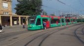 Basel: nízkopodlažní tramvaj Combino městského dopravce stojí na lince 6 před bádenským nádražím	4.7.2012	 © Jan Přikryl