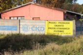 18.10.2012 - Plotiště n.L.: slavná minulost vedle nejasné budoucnosti na oplocení areálu podél silnice E67 © PhDr. Zbyněk Zlinský