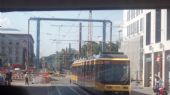 Karlsruhe: staveništěm podzemní tramvaje na ulici Kriegstraße u zastávky Ettlinger Torprojíždí nízkopodlažní tramvaj městského dopravce 	5.7.2012	 © Jan Přikryl