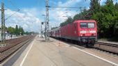 Klasická souprava ''Silberlingů'' v čele s východněmeckou lokomotivou řady 143 před odjezdem ze Schwäbisch Gmündu-Hessenthalu do Stuttgartu	5.7.2012	 © Jan Přikryl