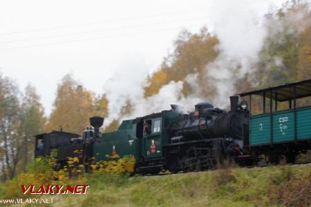 21.10.2012 - Parní vlak se navrací do Jindřichova Hradce (zde za Kunžakem-Lomy) © Jan Oliva