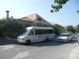 Skradin: minibus Antonio Tours nabírá cestující u restaurace © Tomáš Kraus, 23.8.2012