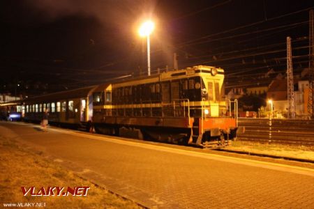 10.09.2012 - Bratislava hl.st., Hektor přisouvá lůžkový vůz k Metropolu © Ing. Martin Řezáč