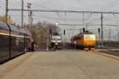 19.11.2012 - Praha hl.n.: tři konkurenti - 480.002-5 jako IC 1350 ''LEO Express'', odstavená 362.172-9 ČD a 162.113-5 na IC 1006 ''RegioJet'' © PhDr. Zbyněk Zlinský